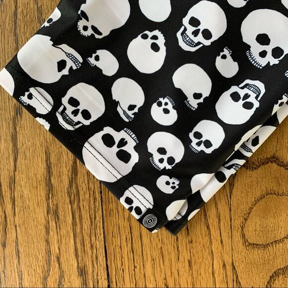 Onzie Black Skull Cropped Athletic Legging Pants - Picture 9 of 10
